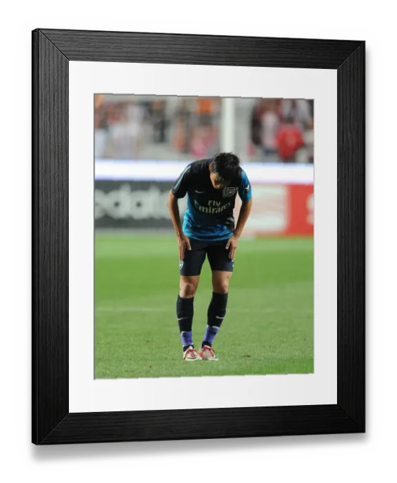 Framed Print : Miyaichi Bows to Arsenal Fans: Benfica vs Arsenal Pre-Season Friendly, Lisbon 2011 Framed Print : Miyaichi Bows to Arsenal Fans: Benfica vs Arsenal Pre-Season Friendly, Lisbon 2011
