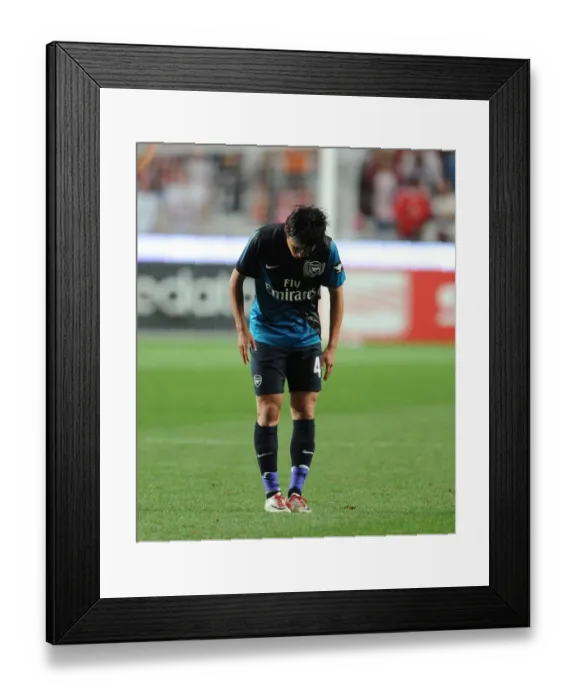 Framed Print : Arsenal's Miyaichi Pays Tribute to Fans after Benfica Friendly Match, Lisbon 2011 Framed Print : Arsenal's Miyaichi Pays Tribute to Fans after Benfica Friendly Match, Lisbon 2011