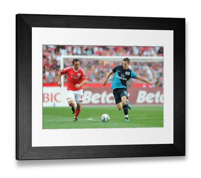 Framed Print : Arsenal's Aaron Ramsey Outmuscles Benfica's Franco Jara in Pre-Season Clash at Estadio da Luz (2011)