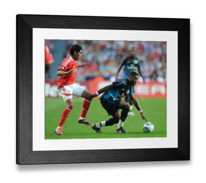 Framed Print : Clash of Titans: Capdevila vs. Song (Benfica vs. Arsenal, 2011) Framed Print : Clash of Titans: Capdevila vs. Song (Benfica vs. Arsenal, 2011)