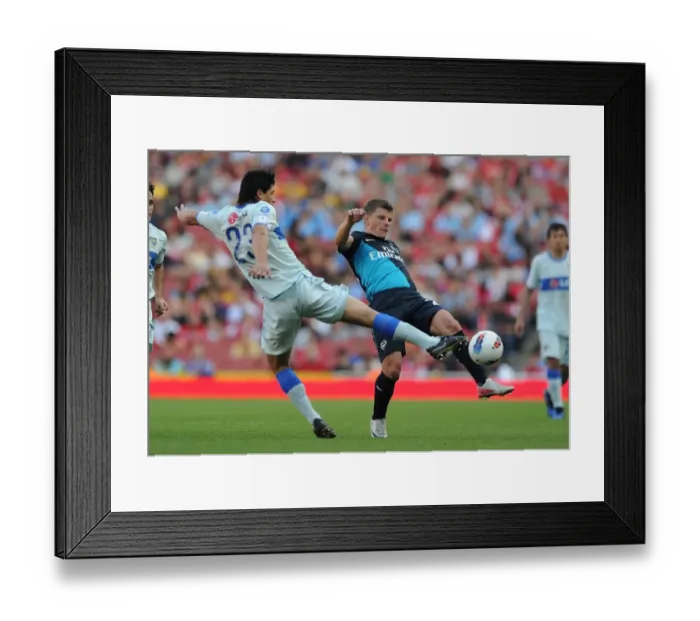 Framed Print : Arshavin vs. Roncaglia: Clash of the Stars in Arsenal v Boca Juniors Emirates Cup Match
