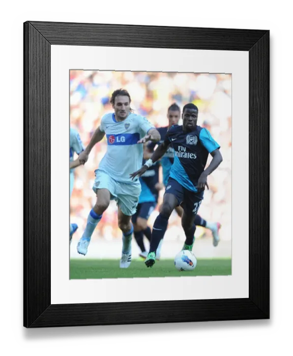 Framed Print : Arsenal's Emmanuel Eboue Clashes with Boca Juniors Rolando Schiavi during the Emirates Cup Match