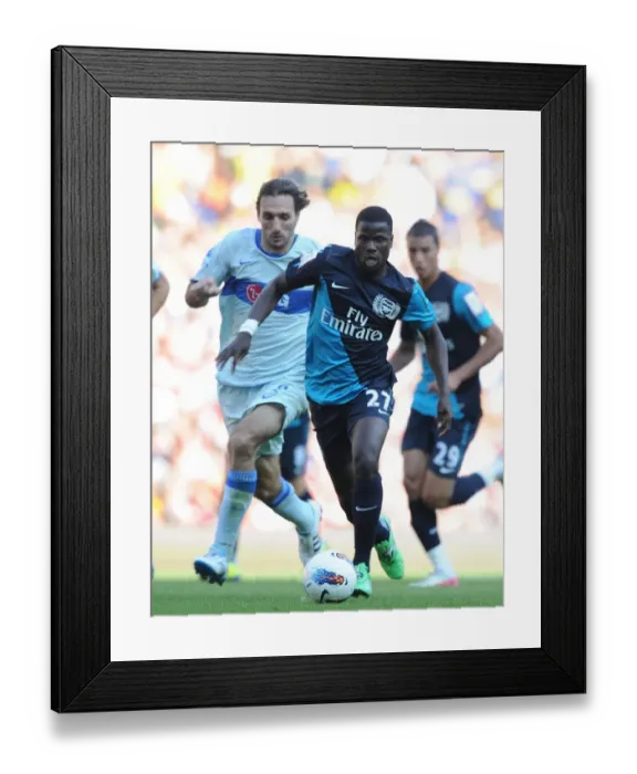 Framed Print : Emmanuel Eboue vs. Rolando Schiavi: Intense Clash Between Arsenal's Eboue and Boca Juniors Schiavi during the Emirates Cup Match (2011)
