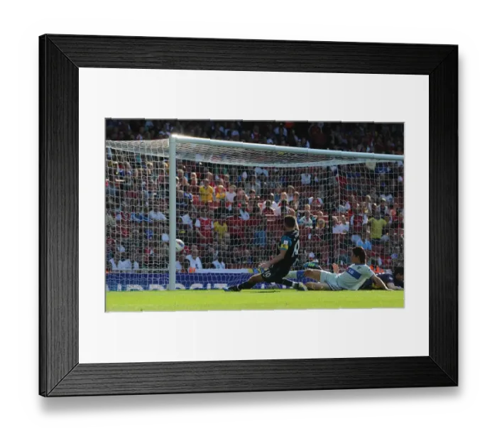 Framed Print : Arsenal vs Boca Juniors: Robin van Persie Scores the Opener - Emirates Cup 2011 (2-2) Framed Print : Arsenal vs Boca Juniors: Robin van Persie Scores the Opener - Emirates Cup 2011 (2-2)
