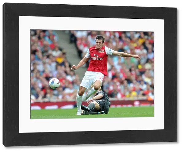 Carl Jenkinson (Arsenal) Dirk Kuyt (Liverpool). Arsenal 0: 2 Liverpool. Barclays Premier League