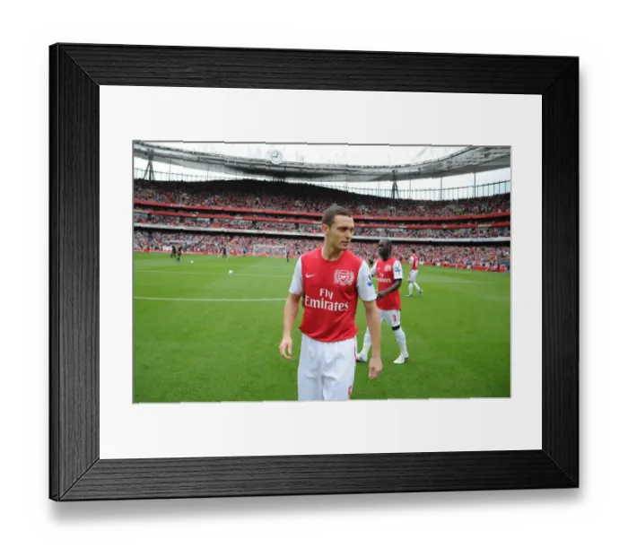 Framed Print : Arsenal vs Liverpool: Thomas Vermaelen Readies for Battle (2011-2012) Framed Print : Arsenal vs Liverpool: Thomas Vermaelen Readies for Battle (2011-2012)