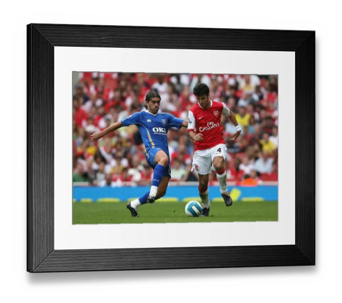 Framed Print : Cesc Fabregas (Arsenal) Pedro Mendes (Portsmouth) for Arsenals penalty