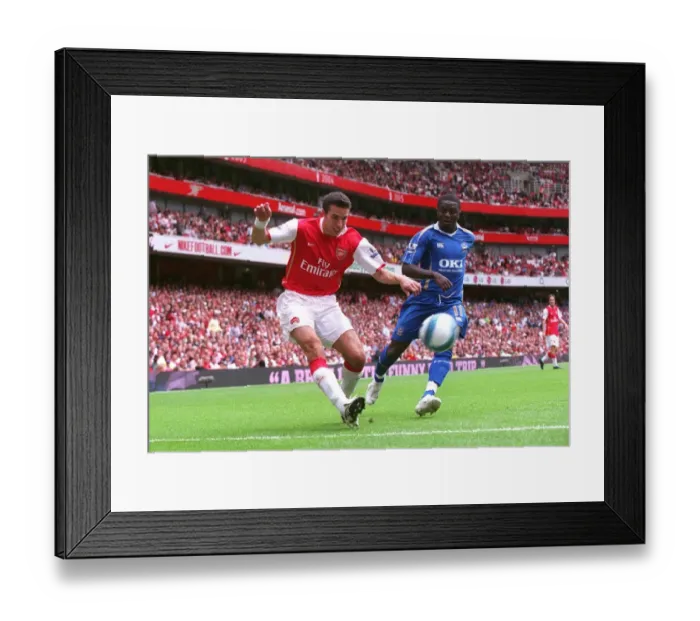 Framed Print : Robin van Perise (Arsenal) Sulley Muntari (Portsmouth) Framed Print : Robin van Perise (Arsenal) Sulley Muntari (Portsmouth)