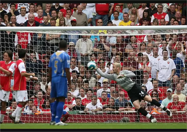 Manuel Almunia (Arsenal) dives to save a free kick