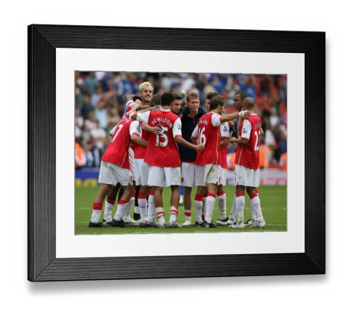 Framed Print : The Arsenal players celebrate after the match Framed Print : The Arsenal players celebrate after the match