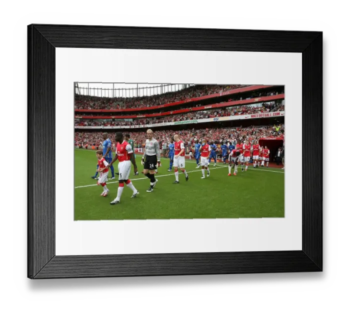 Framed Print : Captain Kolo Toure leads out the Arsenal team