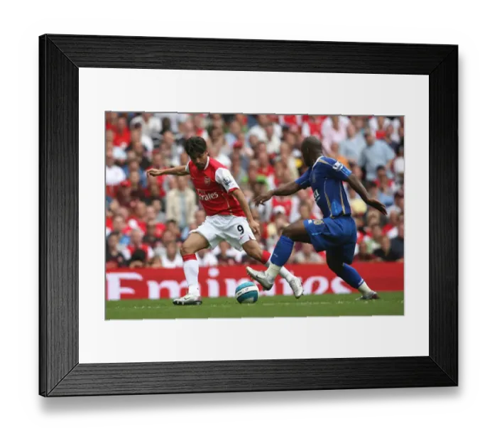 Framed Print : Eduardo (Arsenal) Sylvain Distan (Portsmouth) Framed Print : Eduardo (Arsenal) Sylvain Distan (Portsmouth)