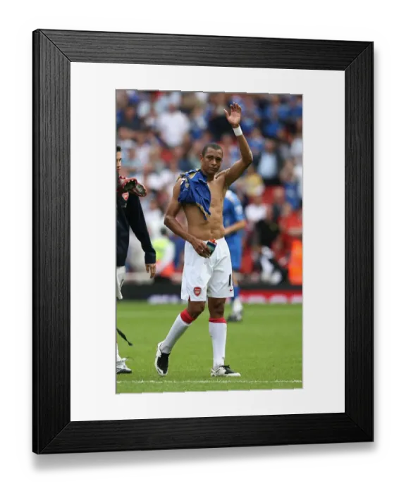 Framed Print : Gilberto waves to the Arsenal fans after the match