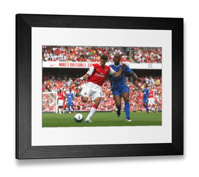Framed Print : Robin van Persie (Arsenal) Sylvain Distan (Portsmouth)