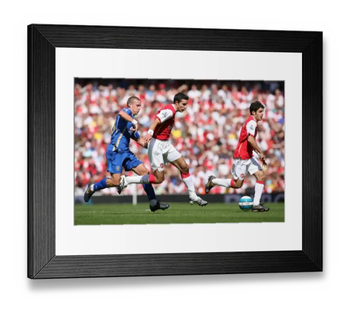 Framed Print : Robin van Persie (Arsenal) Sean Davis (Portsmouth)