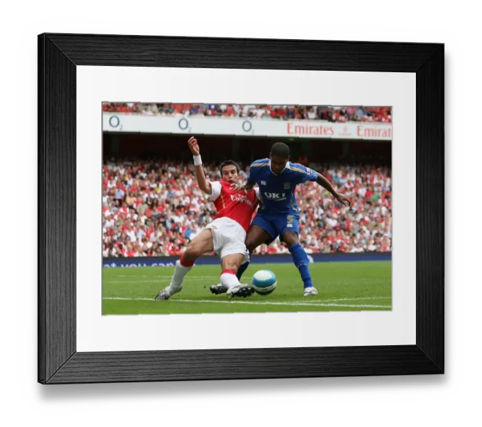 Framed Print : Robin van Persie (Arsenal) Glen Johnson (Portsmouth)