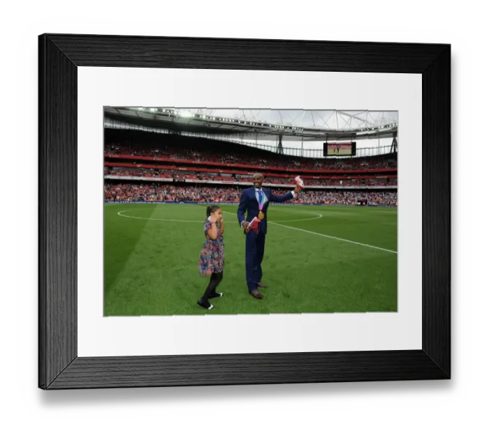 Framed Print : Arsenal Supporter, Athlete Mo Farah who recently won the 5000m at the World Championships Framed Print : Arsenal Supporter, Athlete Mo Farah who recently won the 5000m at the World Championships