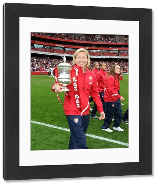 Jayne Ludlow of the Arsenal Ladies with the Womens FA Cup Trophy. Arsenal 1: 0 Swansea City