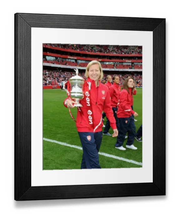 Framed Print : Jayne Ludlow of the Arsenal Ladies with the Womens FA Cup Trophy. Arsenal 1: 0 Swansea City