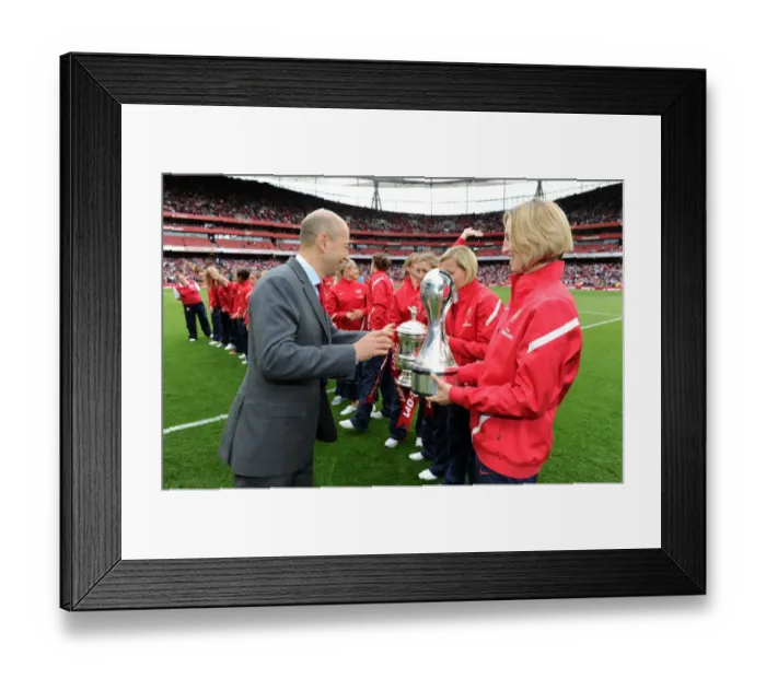 Framed Print : Arsenal CEO Ivan Gazidis hand the trophy to Faye White of the Arsenal Ladies Framed Print : Arsenal CEO Ivan Gazidis hand the trophy to Faye White of the Arsenal Ladies