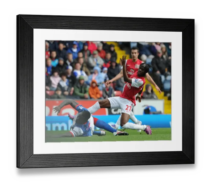 Framed Print : Gervinho scores Arsenals 1st goal under pressure from Chris Samba (Blackburn)