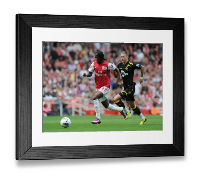 Framed Print : Gervinho Dashes Past Bolton's Steinsson: Arsenal vs Bolton Wanderers, 2011-12 Premier League