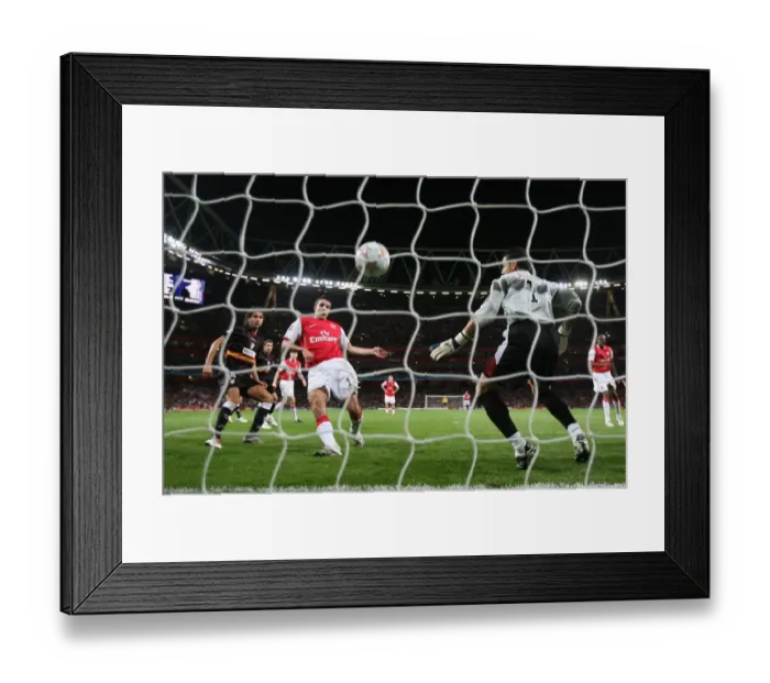 Framed Print : Robin van Persie scores Arsenals 2nd goal past Andres Palop (Sevilla) Framed Print : Robin van Persie scores Arsenals 2nd goal past Andres Palop (Sevilla)
