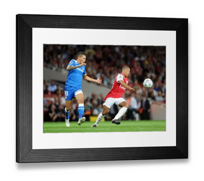 Framed Print : Arsenal's Oxlade-Chamberlain Scores Dramatic Winner Against Olympiacos in Champions League Group F Framed Print : Arsenal's Oxlade-Chamberlain Scores Dramatic Winner Against Olympiacos in Champions League Group F