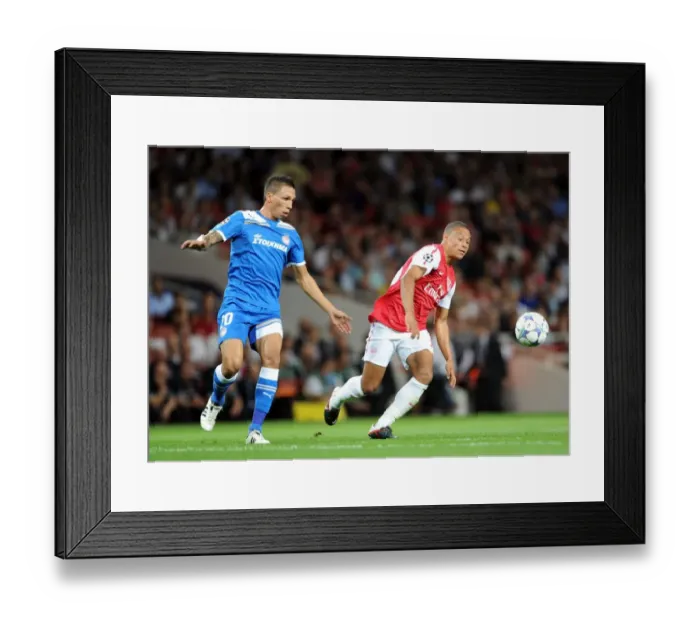 Framed Print : Oxlade-Chamberlain's Dramatic Winner: Arsenal Edge Past Olympiacos in Champions League