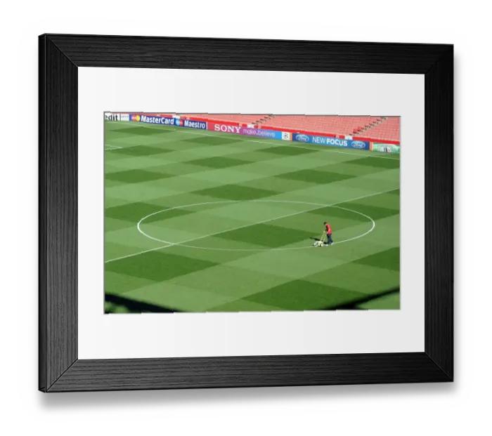 Framed Print : Arsenal Groundsman Paul Ashcroft marks out the pitch before the match. Arsenal 2: 1 Olympiacos