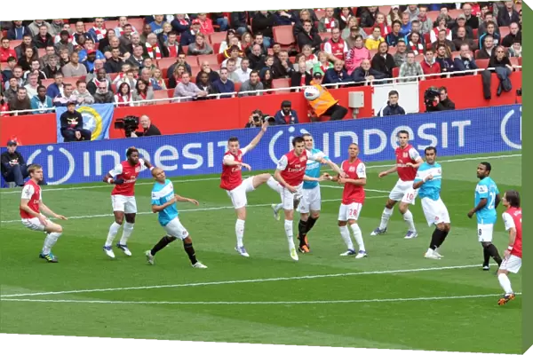 Laurent Koscielny (Arsenal) heads the ball clear. Arsenal 2: 1 Sunderland