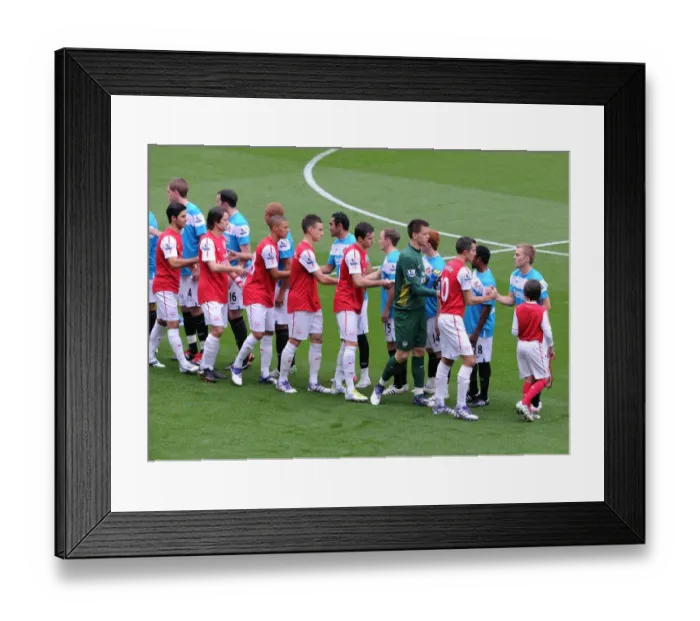 Framed Print : The Arsenal player shake hands with the Sunderland team before the match