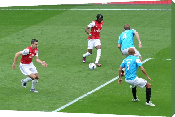 Gervinho (Arsenal) passes the ball to Robin van Persie to score Arsenals 1st goal under pressure from Michael Turner (Sunderland). Arsenal 2: 1 Sunderland. Barclays Premier League. Emirates Stadium, 16  /  10  /  11. Credit : Arsenal Football Club  / 