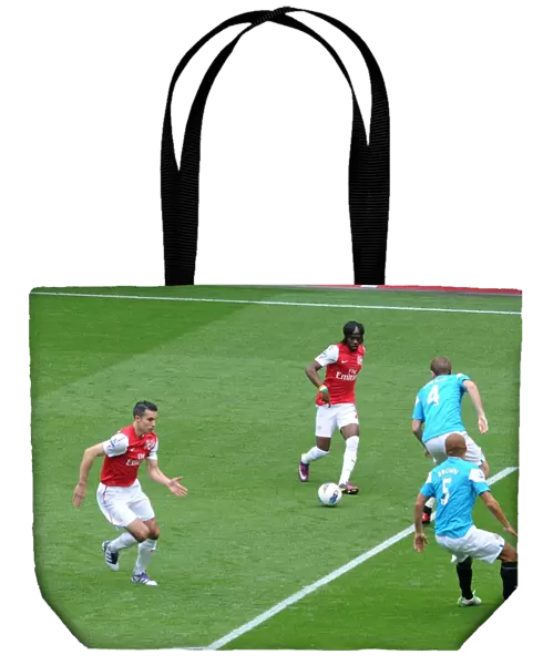 Gervinho (Arsenal) passes the ball to Robin van Persie to score Arsenals 1st goal under pressure from Michael Turner (Sunderland). Arsenal 2: 1 Sunderland. Barclays Premier League. Emirates Stadium, 16  /  10  /  11. Credit : Arsenal Football Club  / 