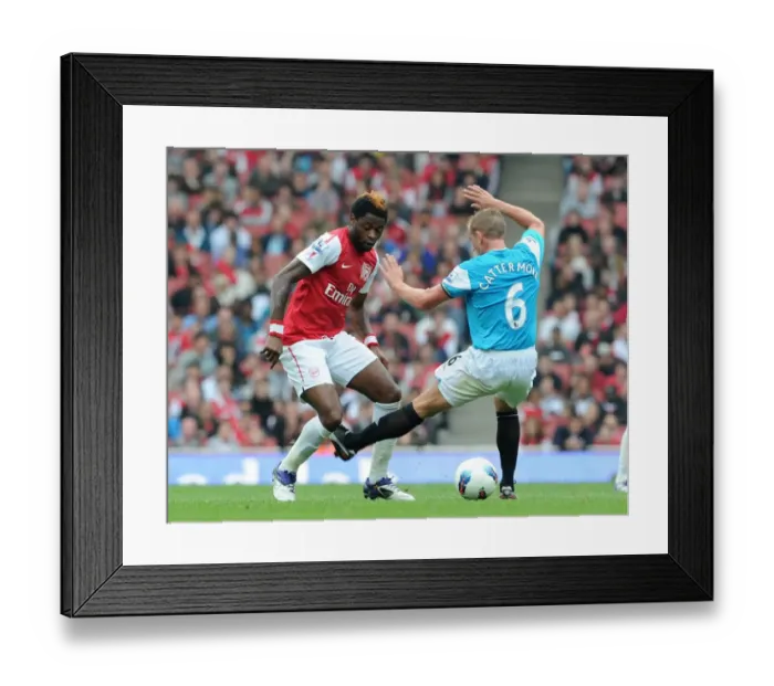 Framed Print : Alex Song (Arsenal) nutmegs Lee Catermole (Sunderland). Arsenal 2: 1 Sunderland