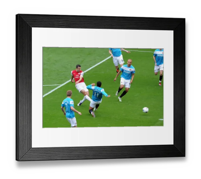 Framed Print : Robin van Persie Scores the First Goal for Arsenal Against Sunderland in the Premier League: Arsenal 2-1