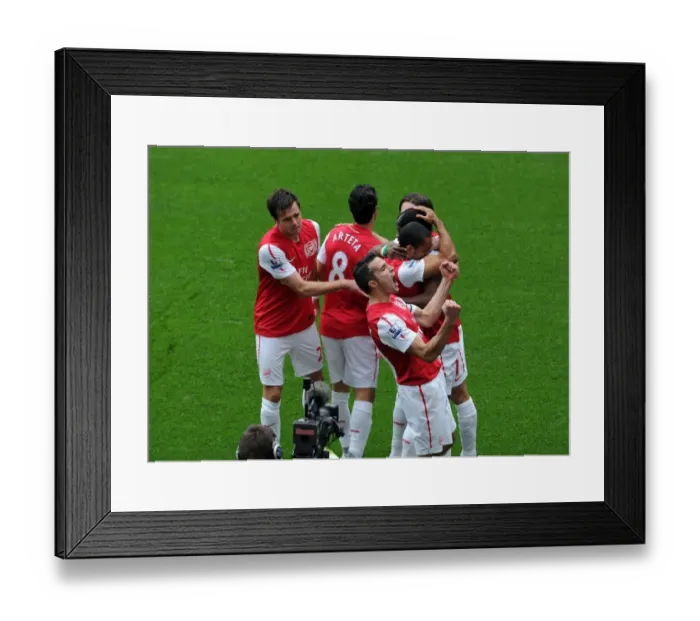 Framed Print : Robin van Persie's Stunner: Arsenal Leads Sunderland 2-1 in Premier League