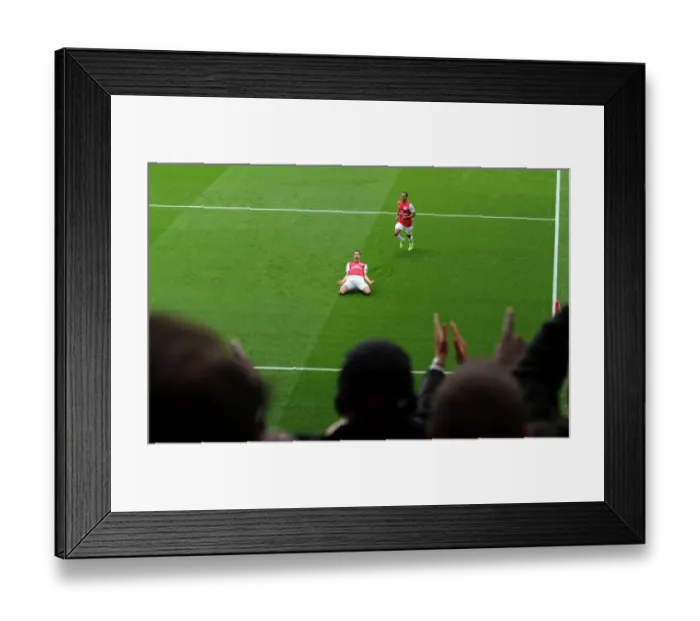 Framed Print : Arsenal's Winning Start: Robin van Persie and Theo Walcott Celebrate First Goal vs. Sunderland in the Premier League