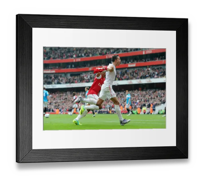 Framed Print : Arsenal's Unstoppable Duo: Robin van Persie and Theo Walcott's Match-Winning Goals vs. Sunderland (16-10-11, 2:1)