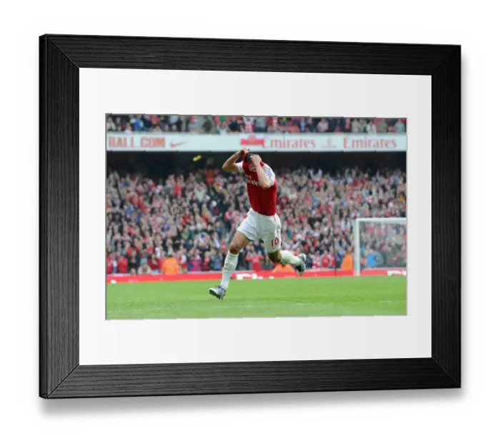 Framed Print : Robin van Persie's Brace: Arsenal Leads Sunderland 2-1 in Premier League