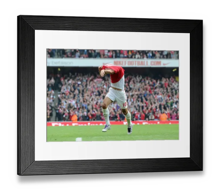 Framed Print : Robin van Persie's Brace: Arsenal Takes 2-1 Lead Over Sunderland in Premier League