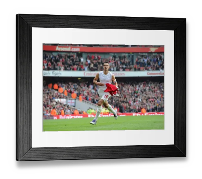Framed Print : Robin van Persie's Brace: Thrilling 2-1 Arsenal Victory over Sunderland in the Premier League