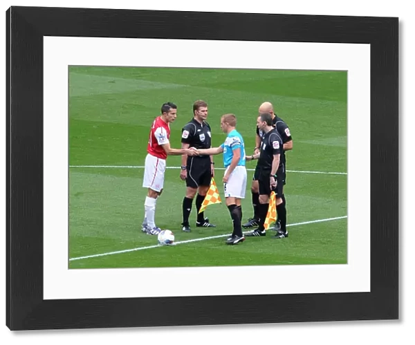 Robin van Persie (Arsenal) Lee Catemole (Sunderland). Arsenal 2: 1 Sunderland
