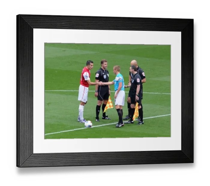 Framed Print : Robin van Persie (Arsenal) Lee Catemole (Sunderland). Arsenal 2: 1 Sunderland Framed Print : Robin van Persie (Arsenal) Lee Catemole (Sunderland). Arsenal 2: 1 Sunderland