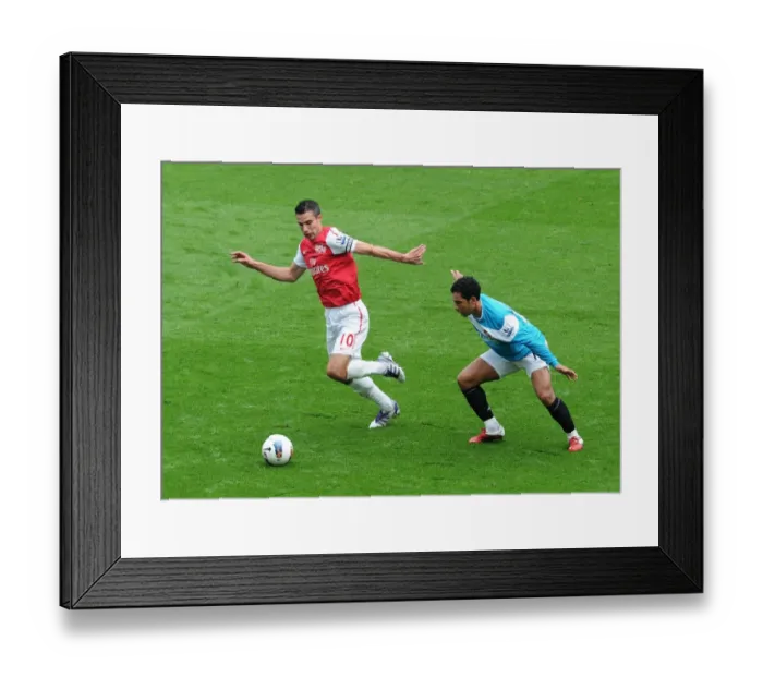 Framed Print : Robin van Persie (Arsenal) Kieran Richardson (Sunderland). Arsenal 2: 1 Sunderland