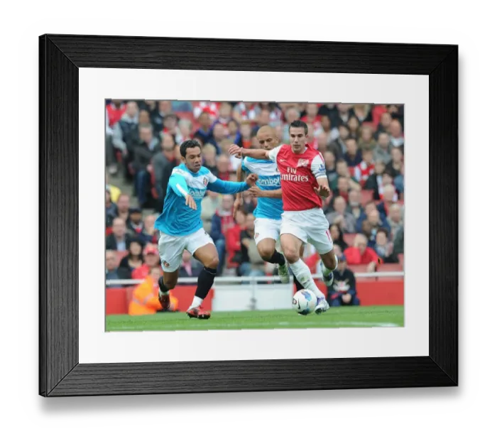 Framed Print : Robin van Persie Outmaneuvers Kieran Richardson: Arsenal vs Sunderland, 2011-12 Premier League