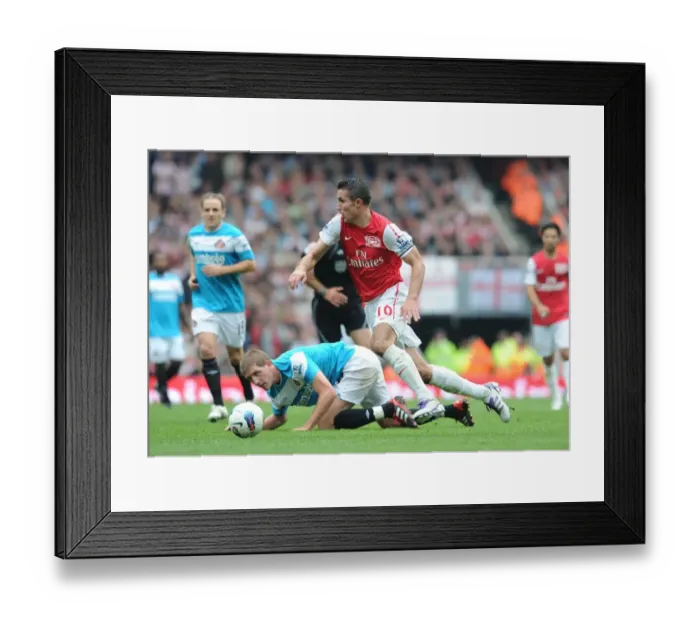 Framed Print : Robin van Persie Surges Past Michael Turner: Arsenal vs. Sunderland, Premier League 2011-12 Framed Print : Robin van Persie Surges Past Michael Turner: Arsenal vs. Sunderland, Premier League 2011-12