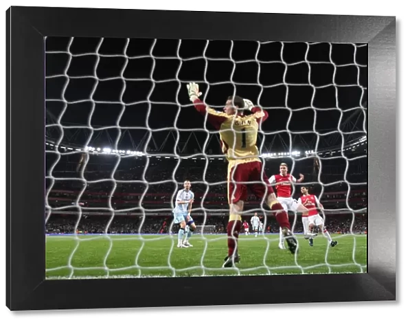 Bendtner's Stunner: Arsenal's First Goal vs. Newcastle in Carling Cup (2-0)