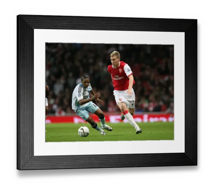 Framed Print : Nicklas Bendtner (Arsenal) Charles N Zogbia (Newcastle)