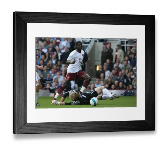 Framed Print : Emmanuel Adebayor (Arsenal) Rob Green (West Ham)